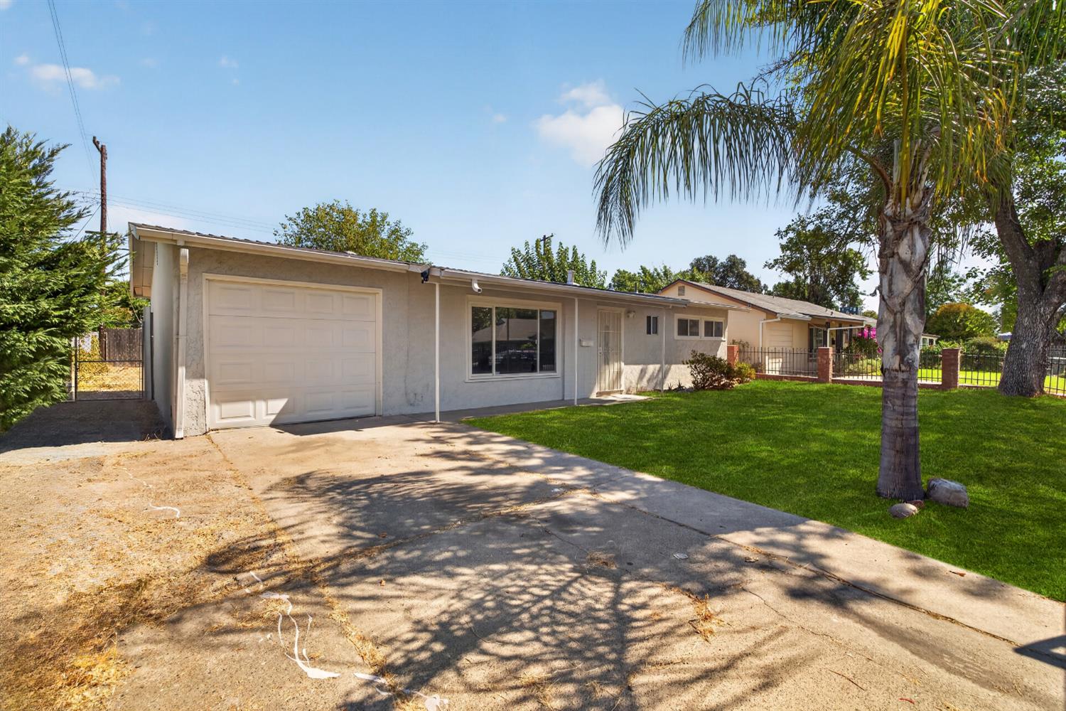631 Las Palmas Avenue