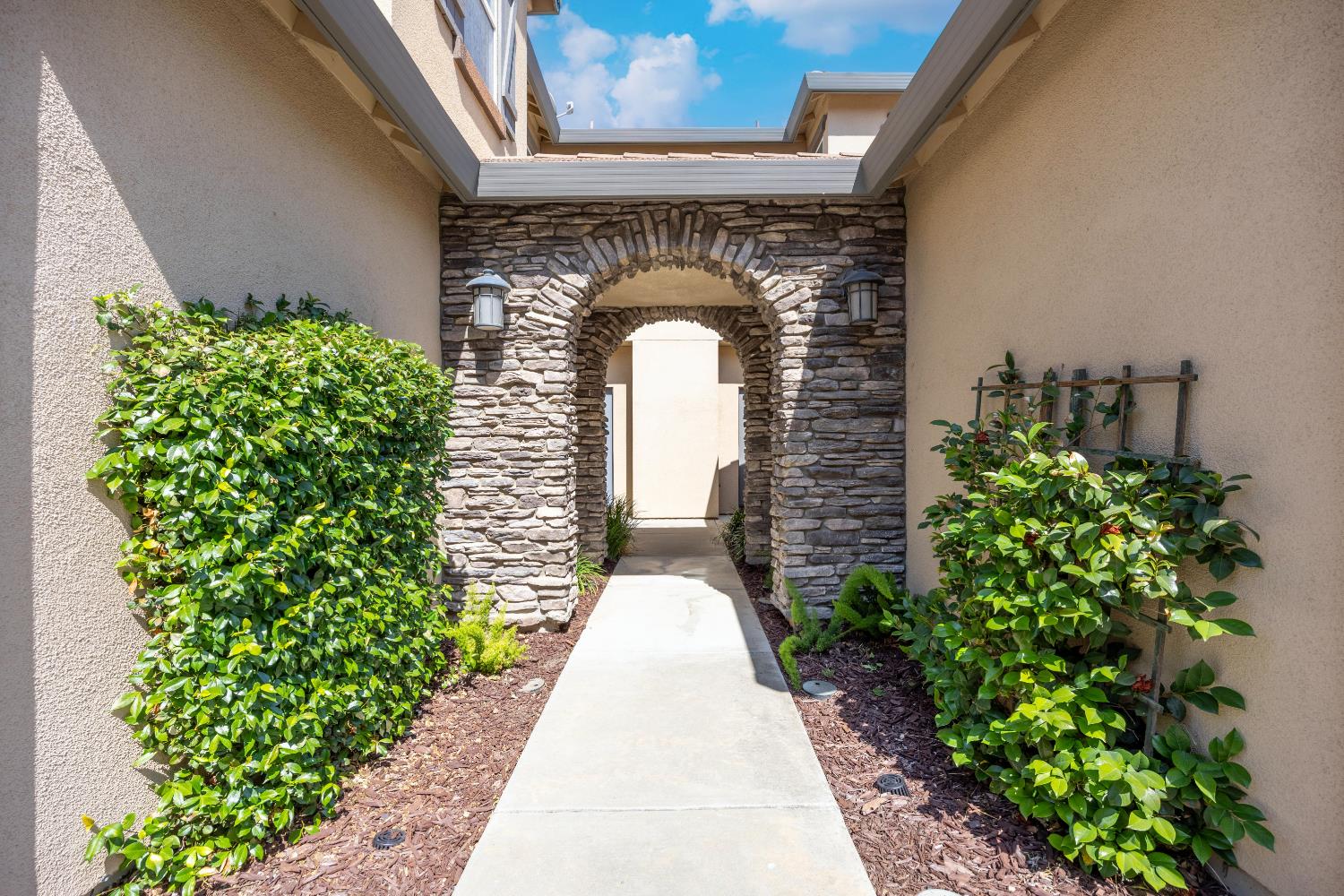 236 S Veracruz Place