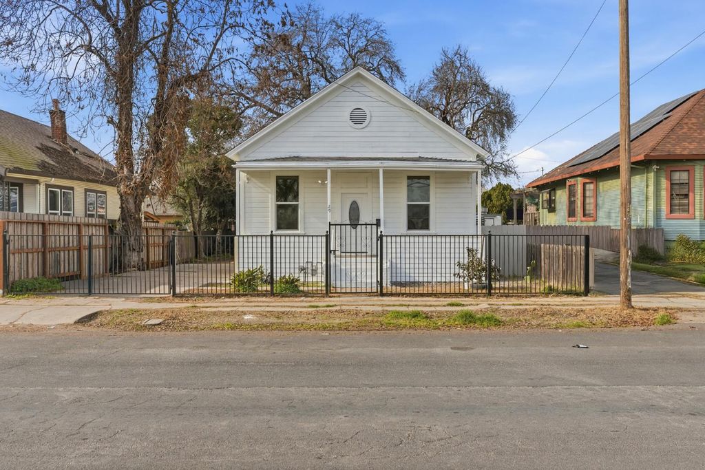 Photo of 29 S Sierra Nevada Street, Stockton, CA 95205 (MLS # 226020655)