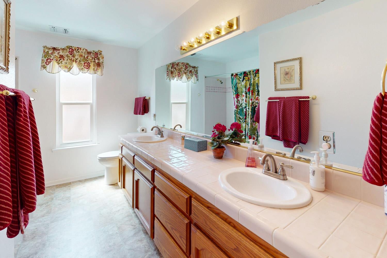 Yuba City, California 95993, United States, 4 Bedrooms Bedrooms, ,3 BathroomsBathrooms,Residential,Active,192019