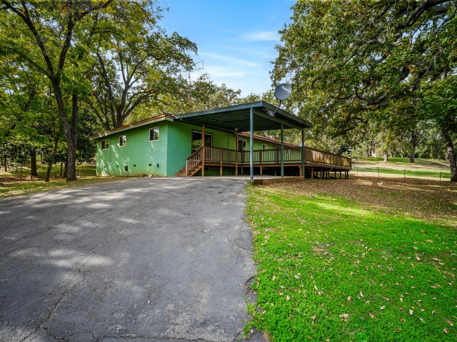 1999 Lakehills Drive