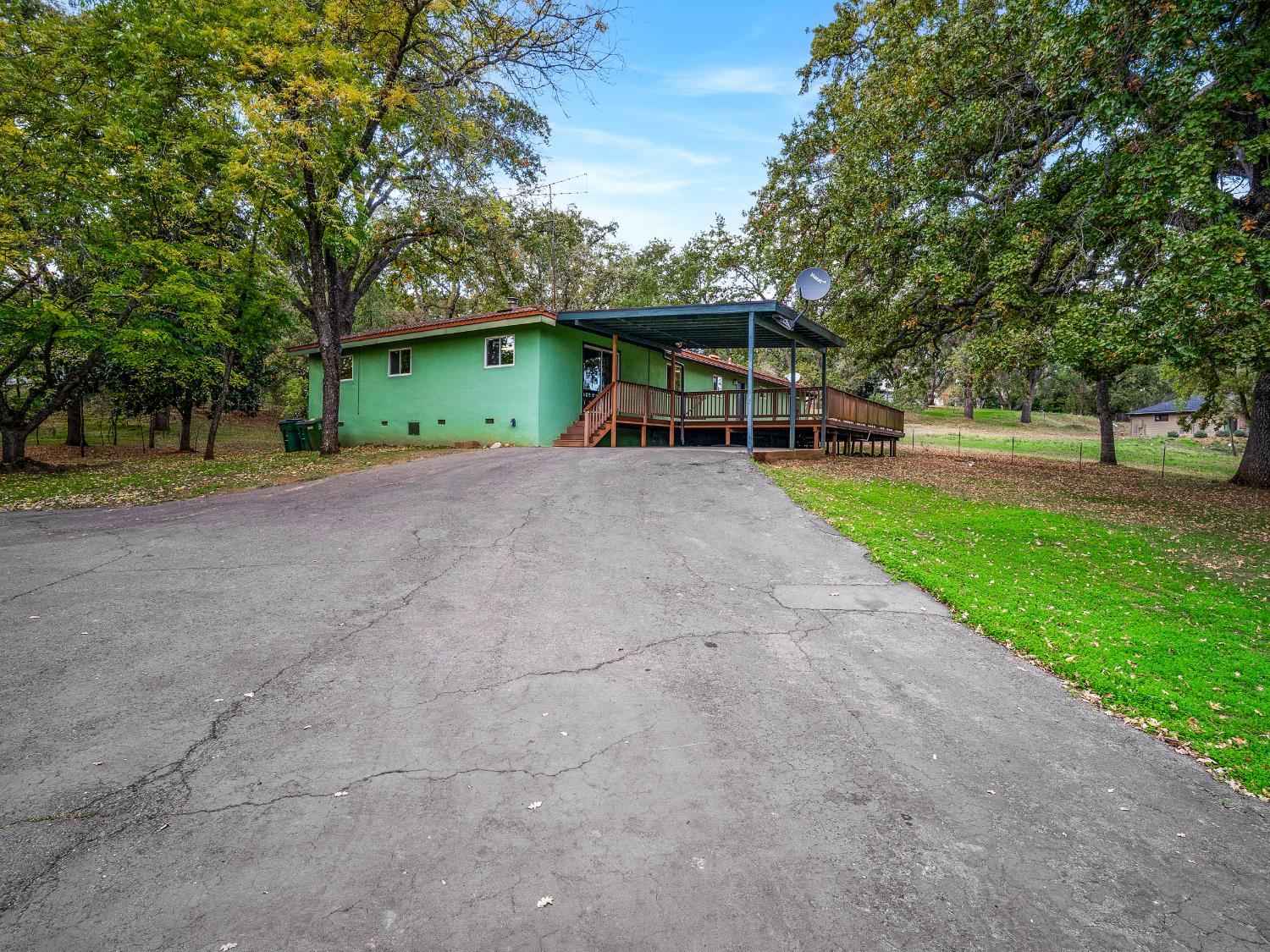 1999 Lakehills Drive