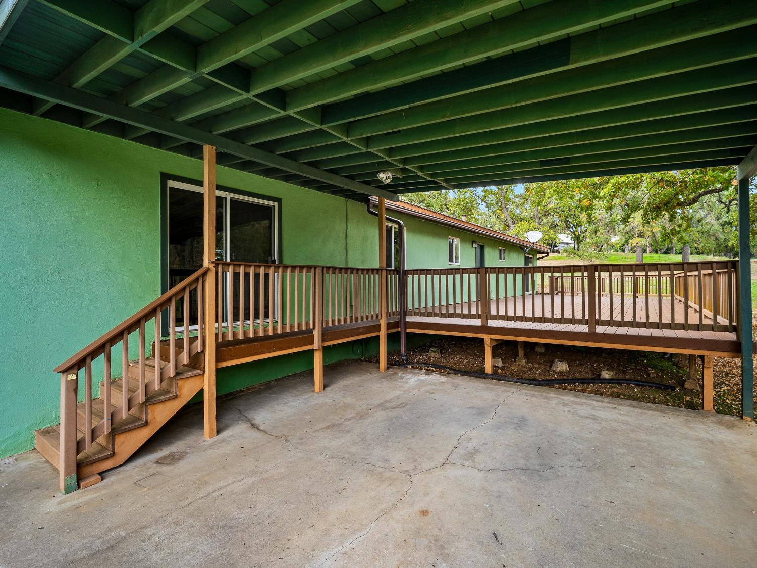 1999 Lakehills Drive