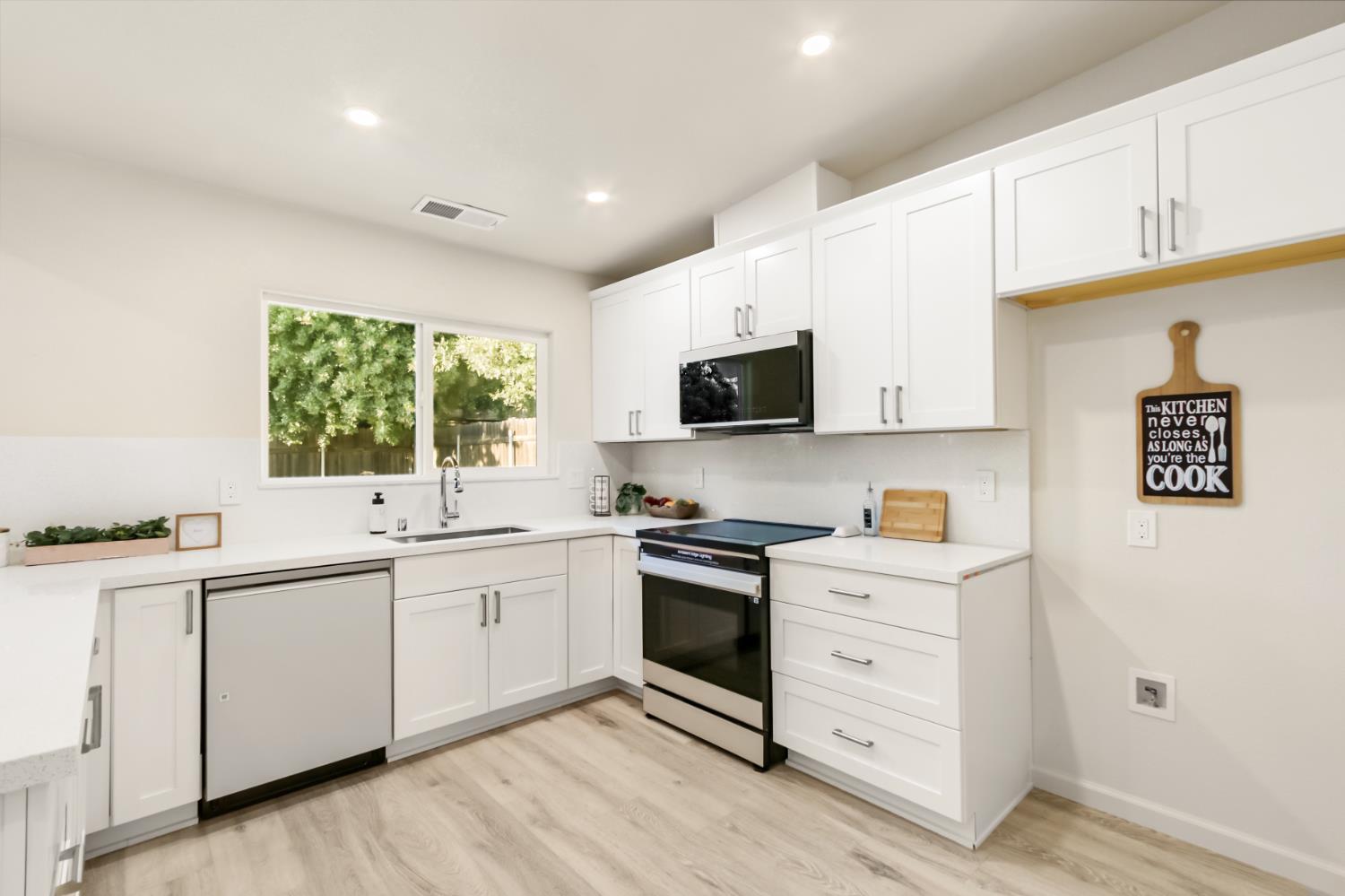 850 Del Oro Street