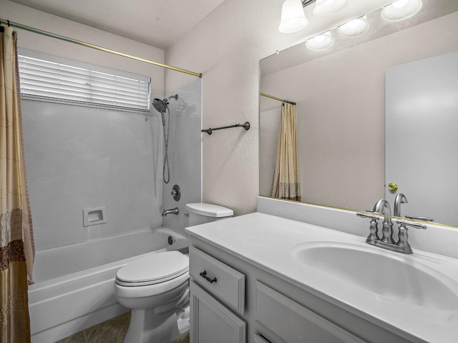 Elk Grove, California 95758, United States, 4 Bedrooms Bedrooms, ,3 BathroomsBathrooms,Residential,Active,244496