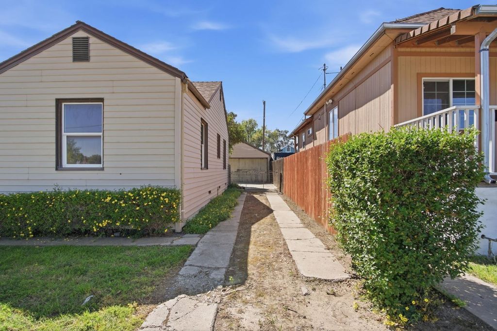 Photo of 323 H Street, Los Banos, CA 93635 (MLS # 226030759)