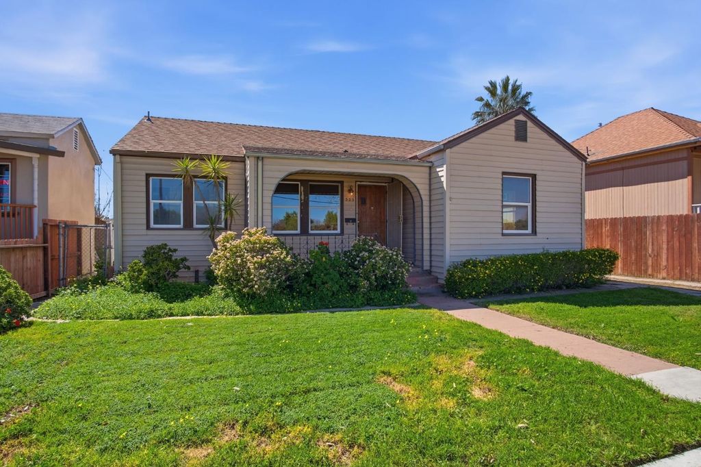 Photo of 323 H Street, Los Banos, CA 93635 (MLS # 226030759)