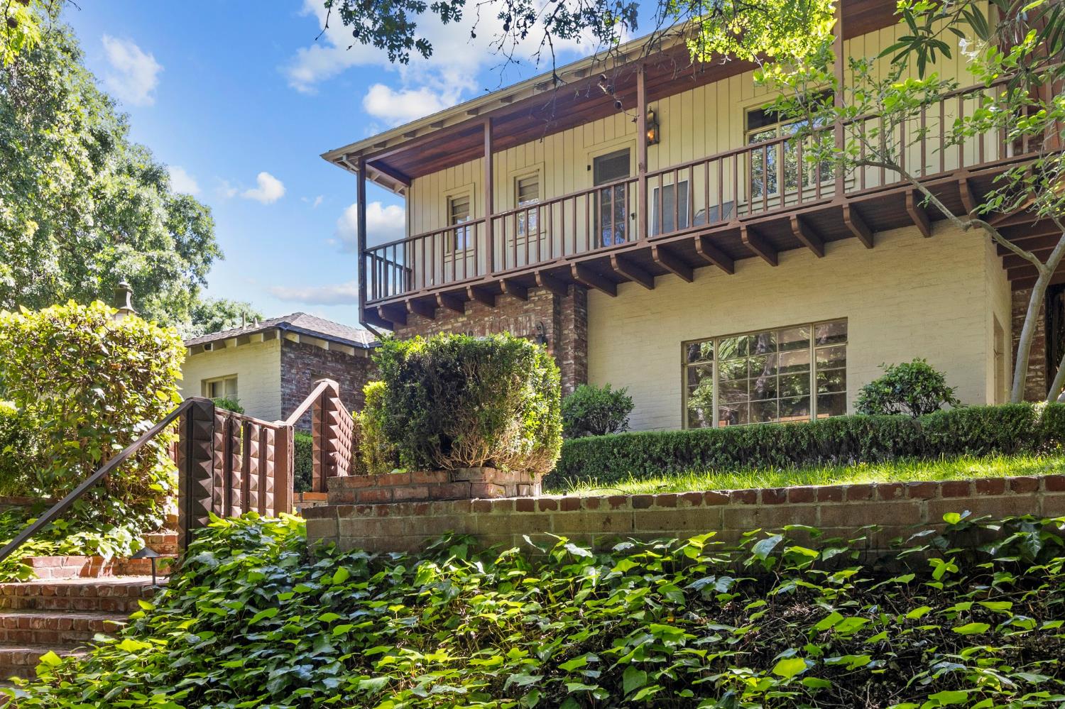300 El Rio Avenue