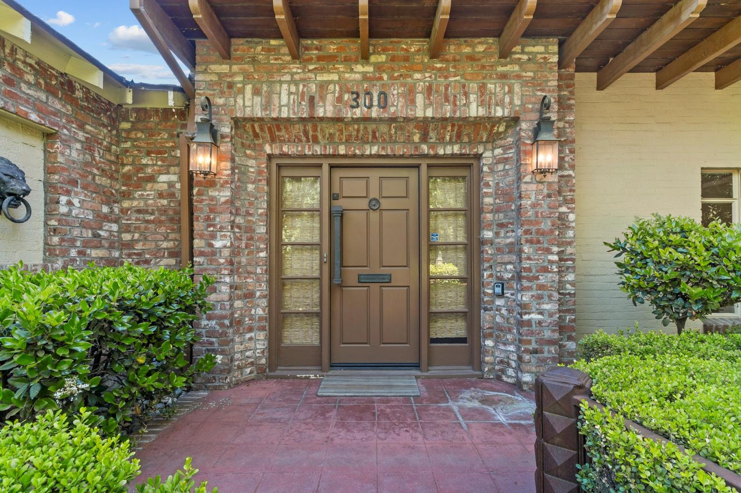 300 El Rio Avenue