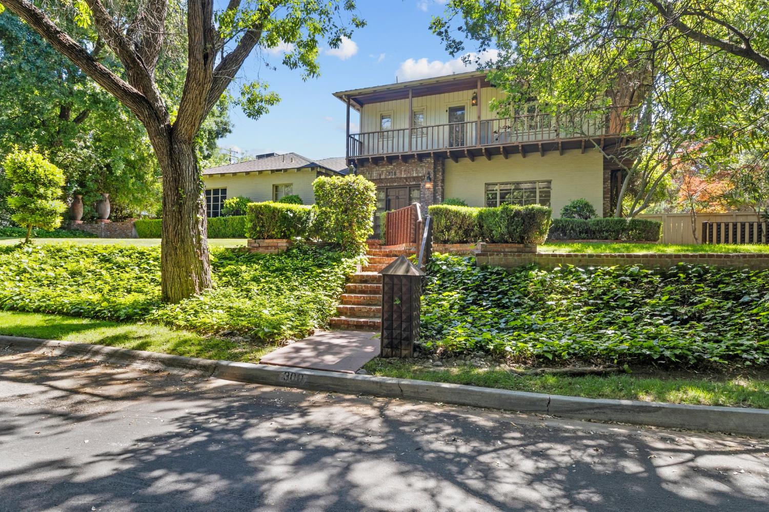 300 El Rio Avenue