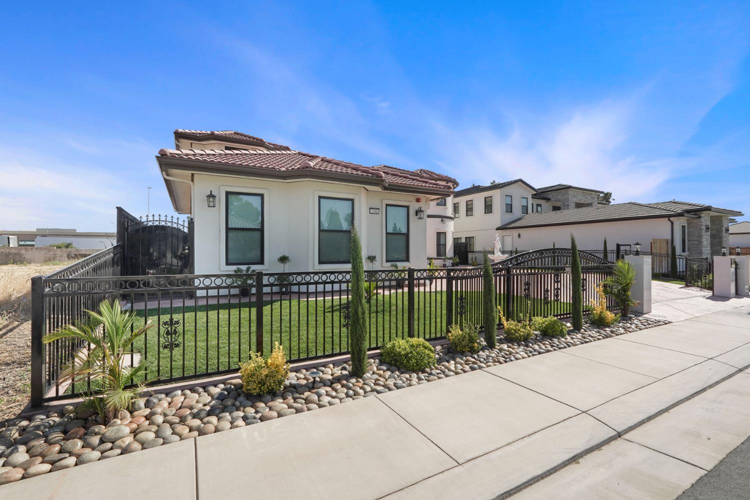 2386 Interlaken Court