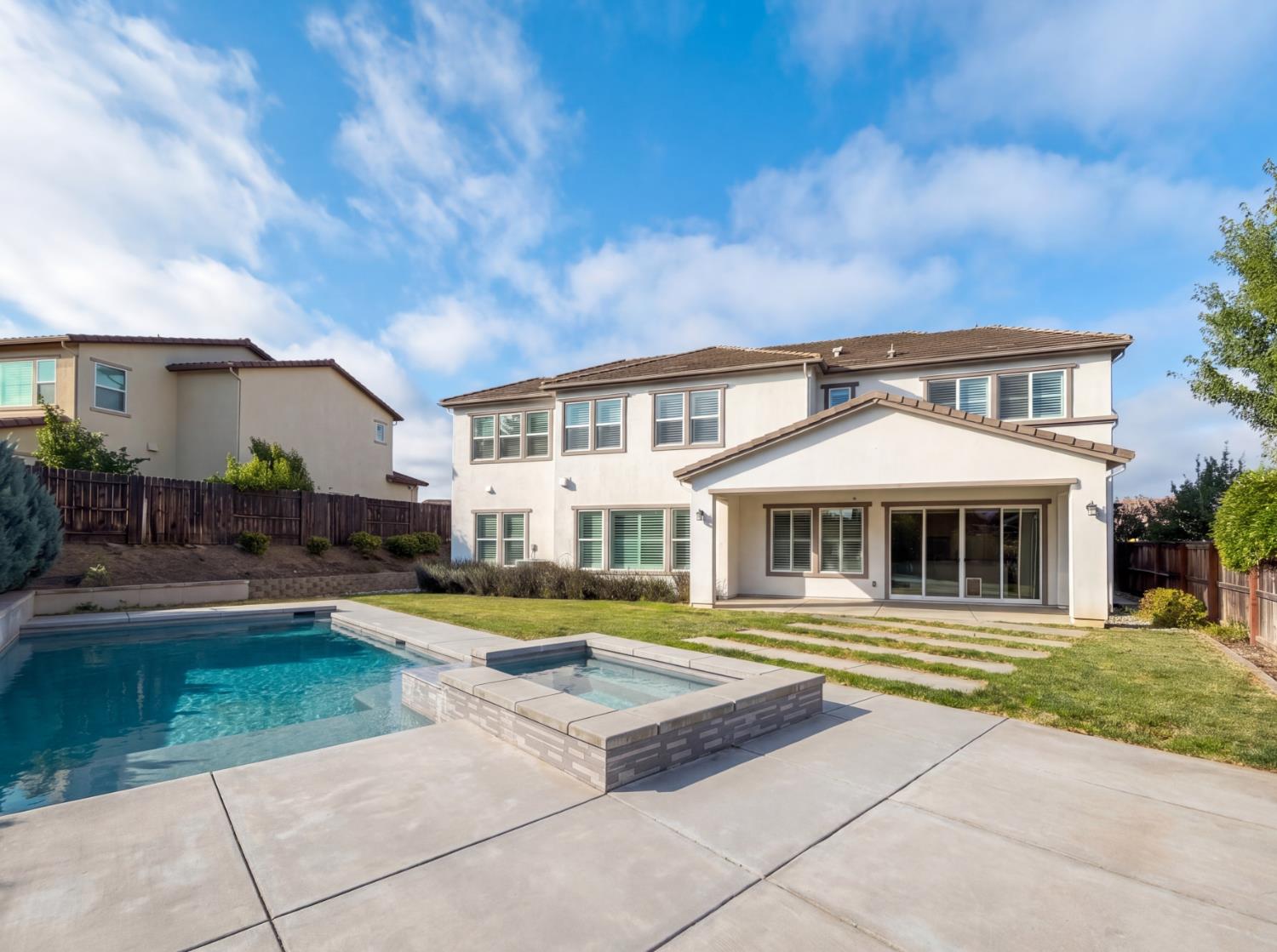 5601 Lakepointe Drive