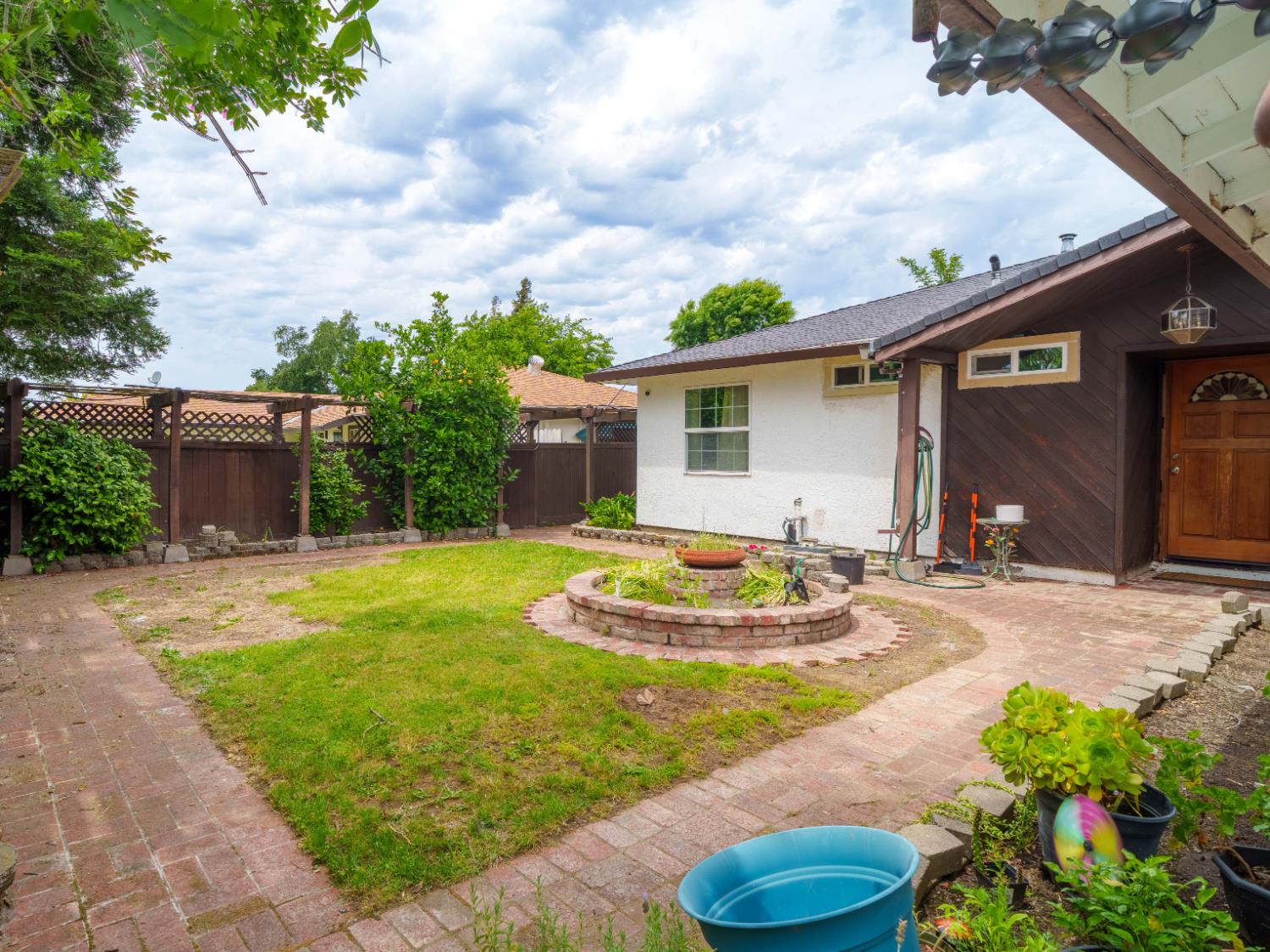 4527 Freeway Circle