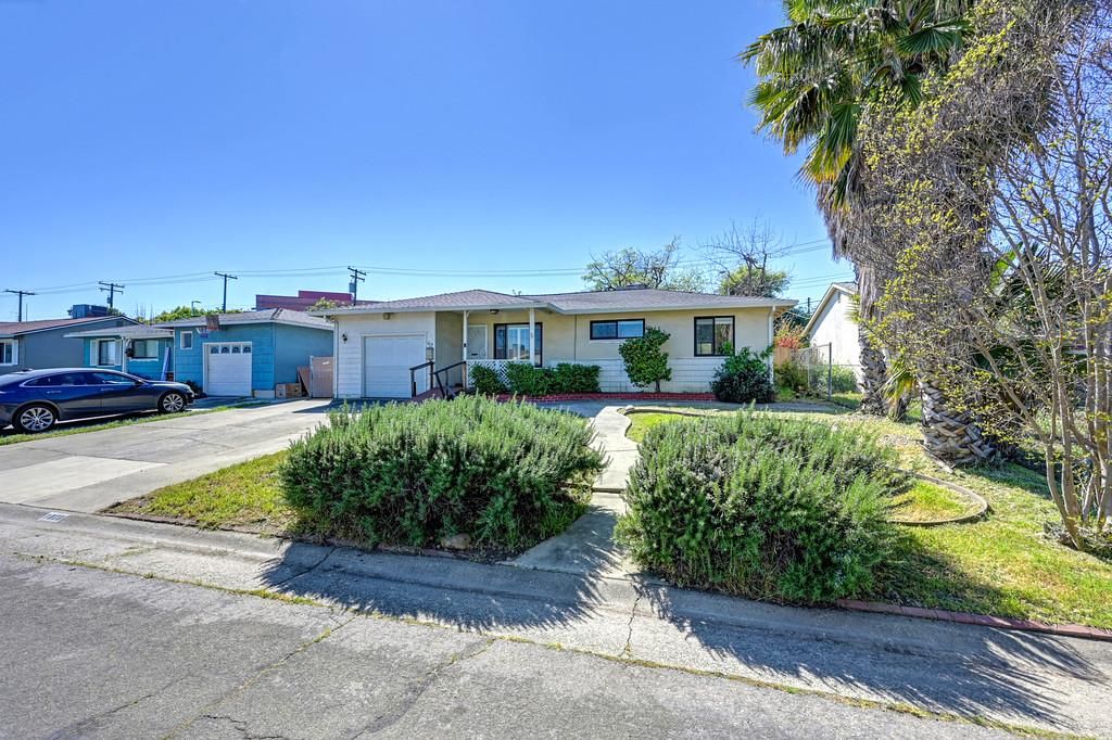 Photo of 1808 Jamestown Drive, Sacramento, CA 95815 (MLS # 226034349)