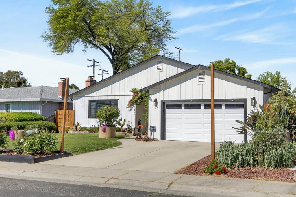 Photo of 210 Baldwin Avenue, Roseville, CA 95678 (MLS # 226031320)