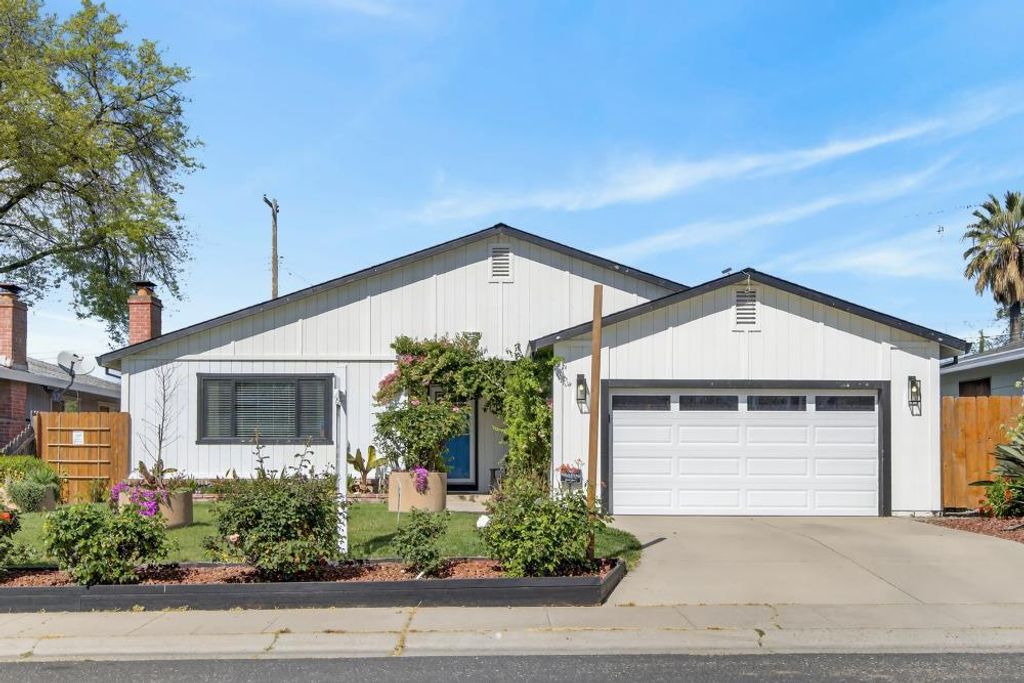 Photo of 210 Baldwin Avenue, Roseville, CA 95678 (MLS # 226031320)