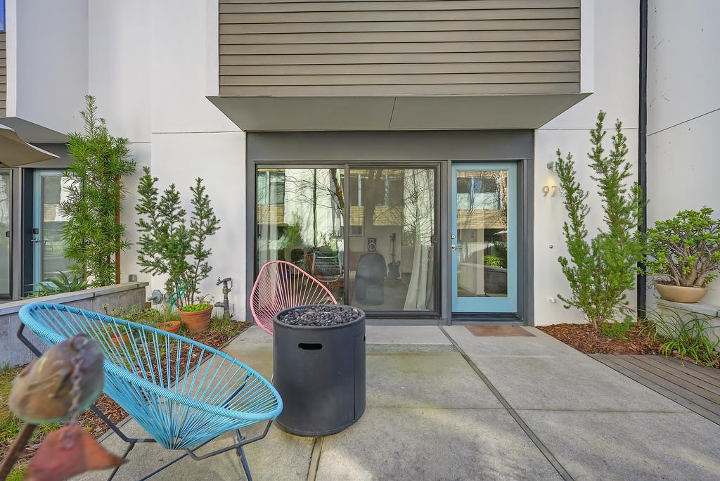 979 Eames Walk