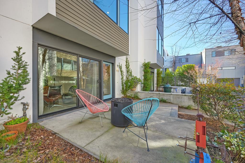 979 Eames Walk