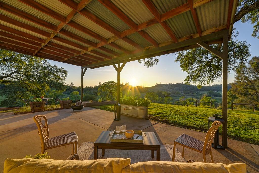 5215 Meadow View Lane