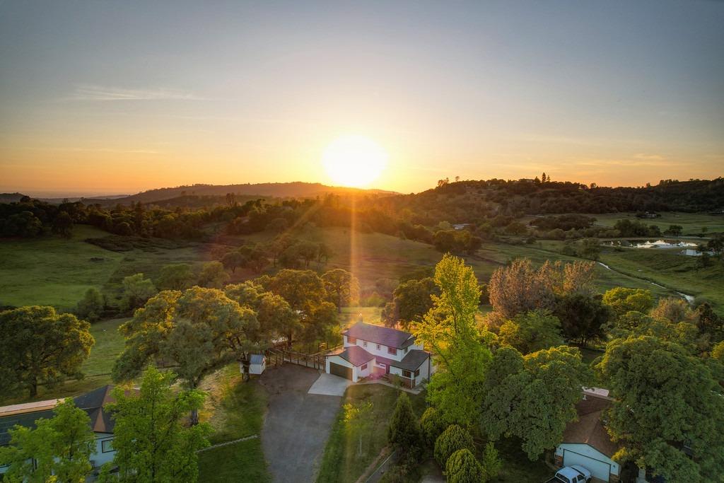 5215 Meadow View Lane