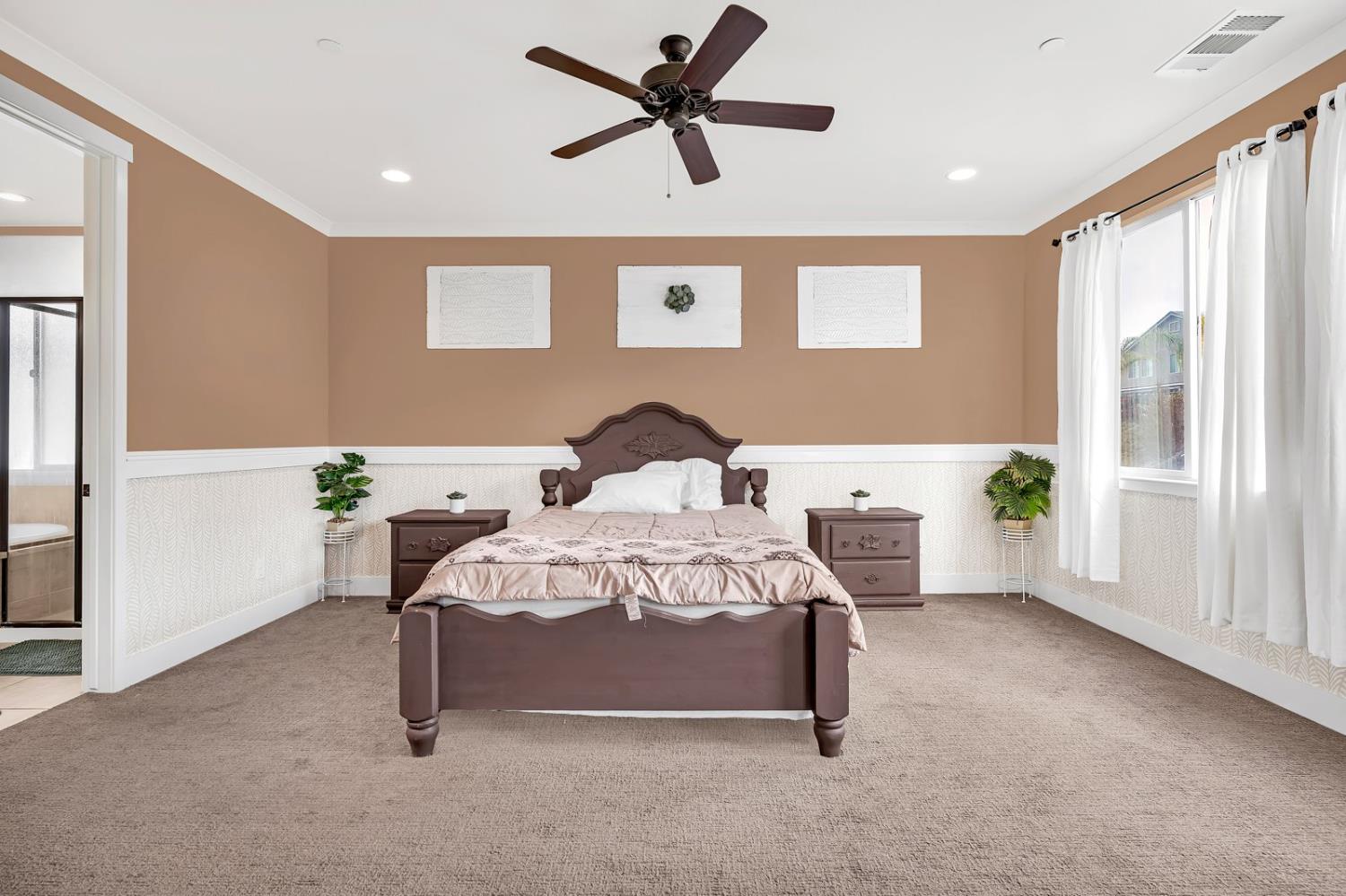 Hollister, California 95023, United States, 3 Bedrooms Bedrooms, ,3 BathroomsBathrooms,Residential,Active,221543