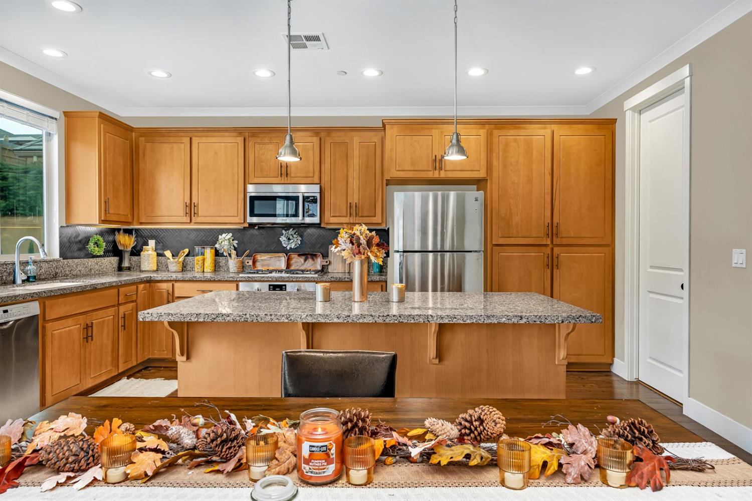 Hollister, California 95023, United States, 3 Bedrooms Bedrooms, ,3 BathroomsBathrooms,Residential,Active,221543