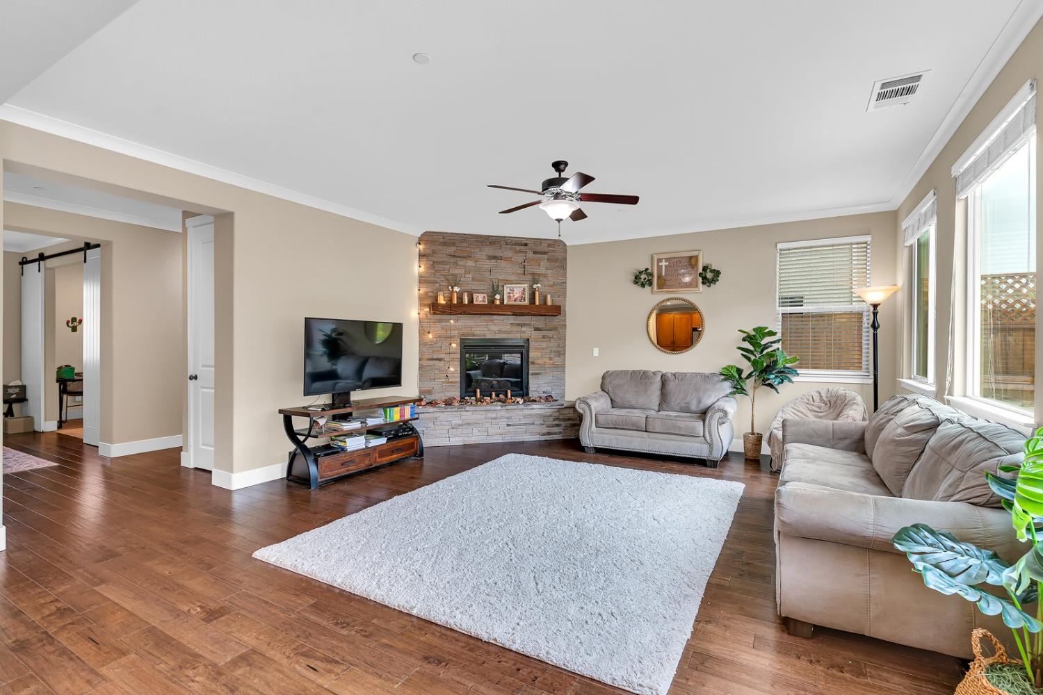 Hollister, California 95023, United States, 3 Bedrooms Bedrooms, ,3 BathroomsBathrooms,Residential,Active,221543