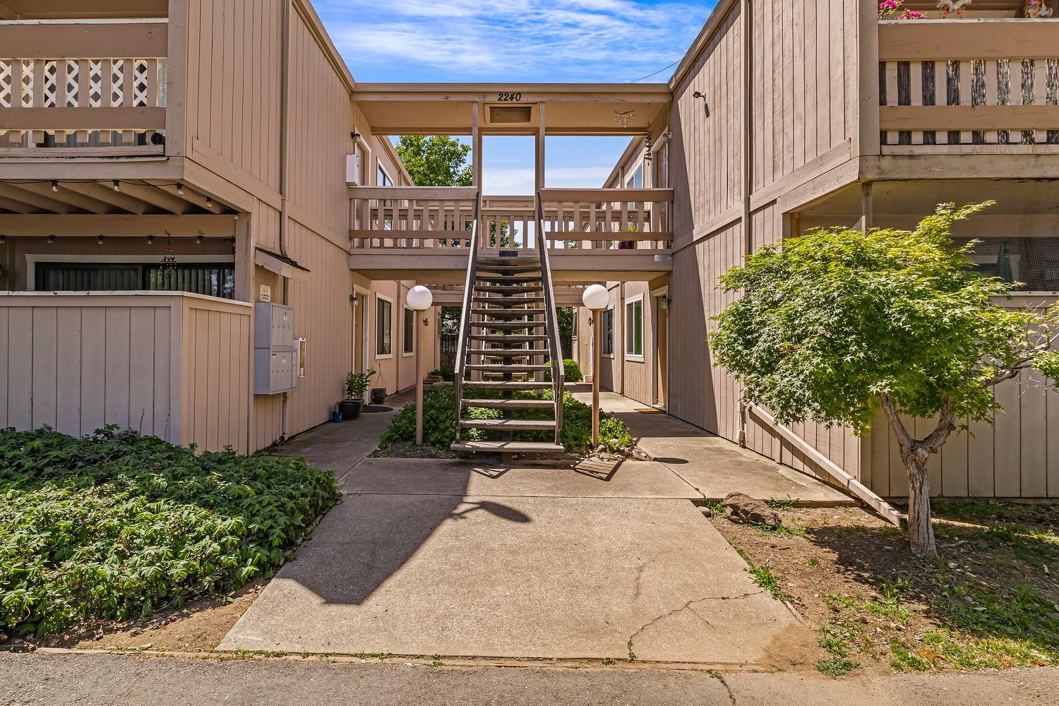 2240 Notre Dame Boulevard 6