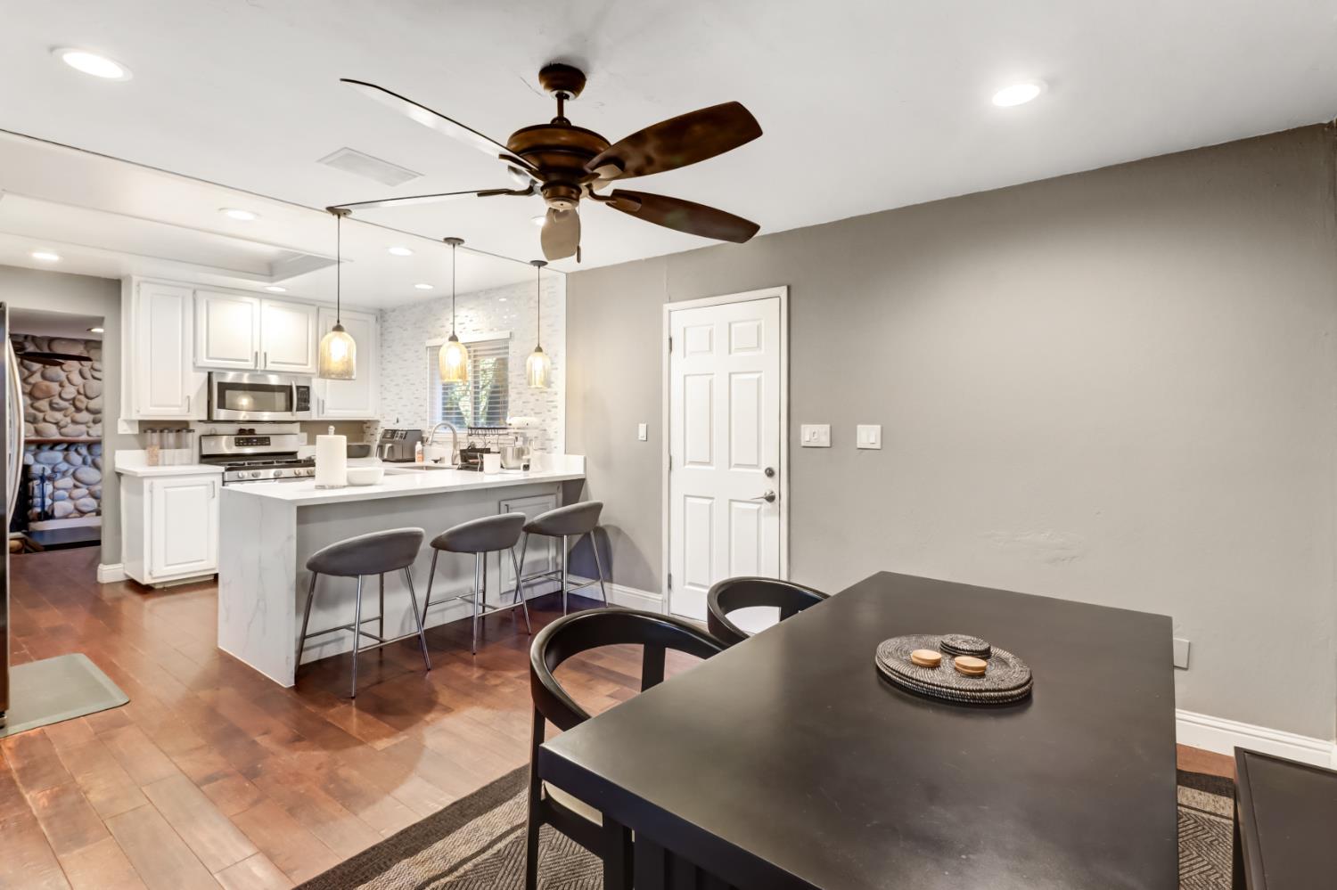 7320 Douglas Boulevard