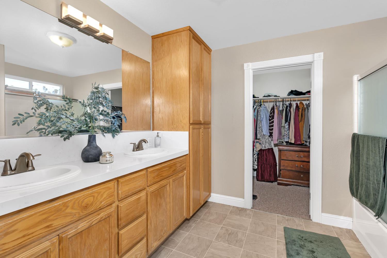 Los Banos, California 93635, United States, 4 Bedrooms Bedrooms, ,3 BathroomsBathrooms,Residential,Active,242139