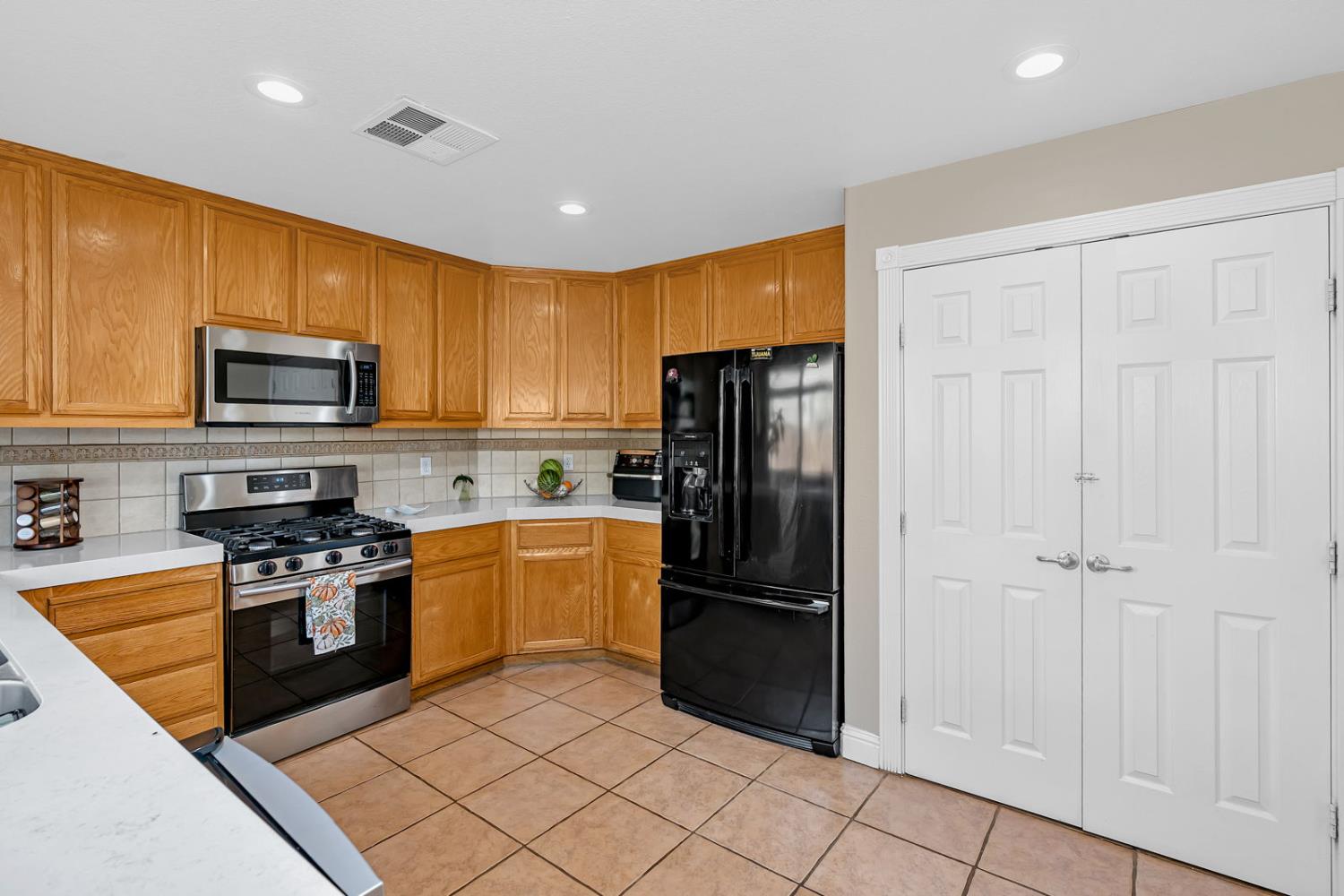 Los Banos, California 93635, United States, 4 Bedrooms Bedrooms, ,3 BathroomsBathrooms,Residential,Active,242139