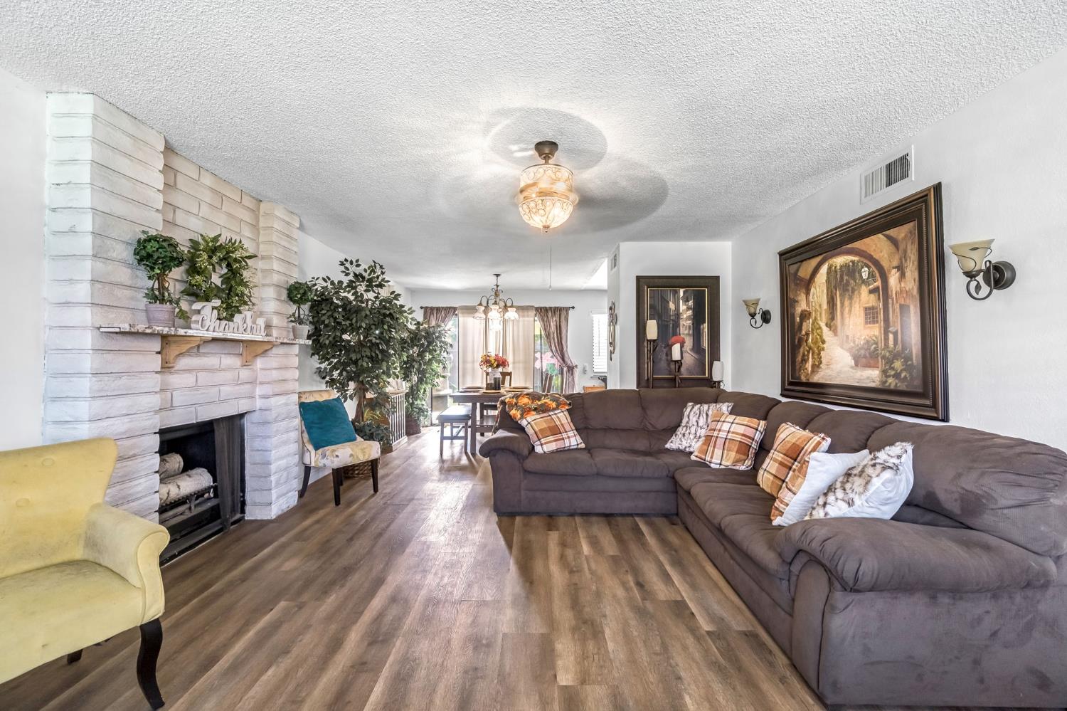 1751 W Santa Ana Avenue