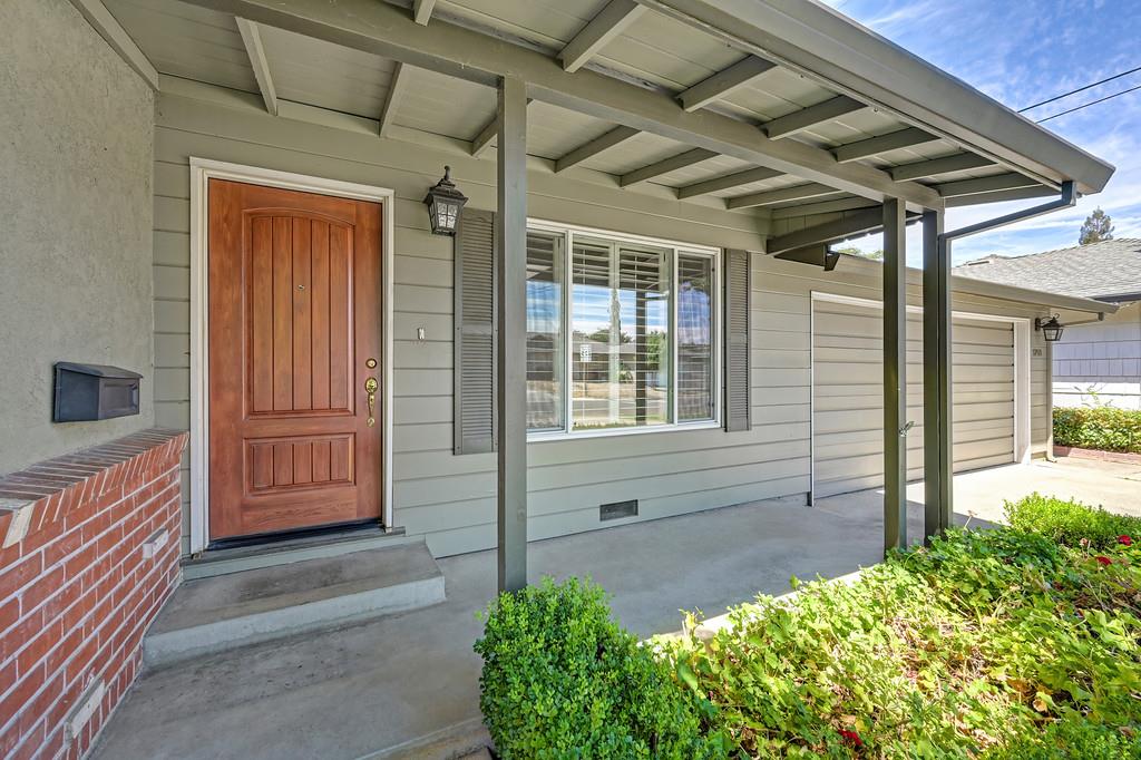 1701 Daphne Avenue