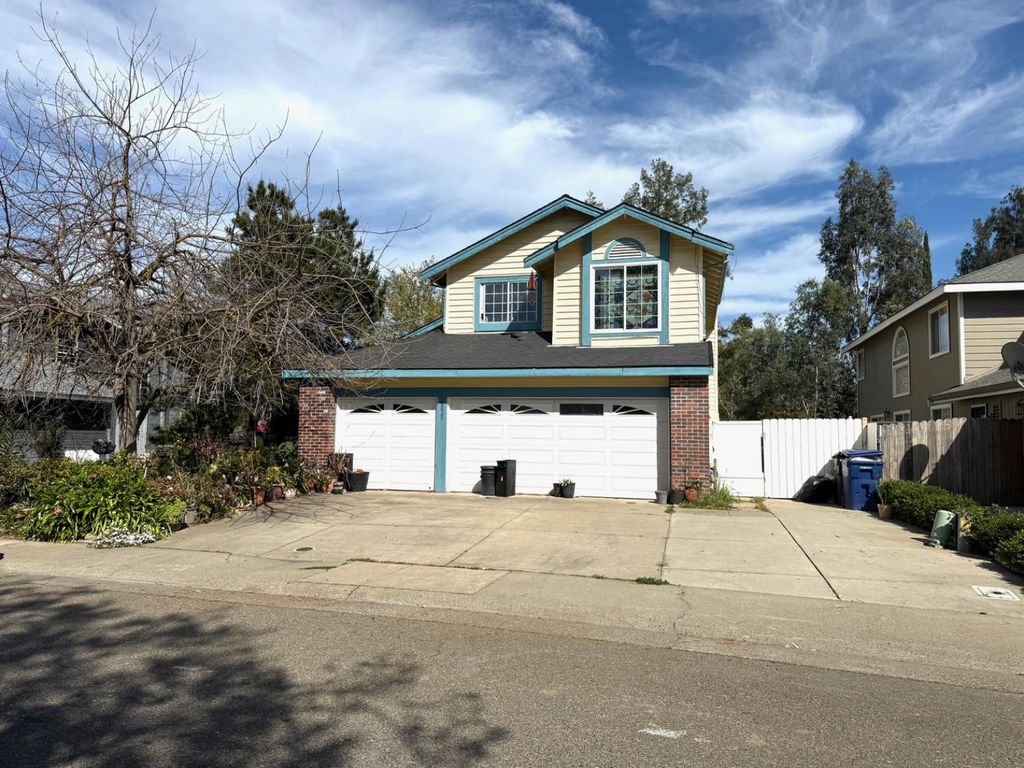Photo of 8035 Bucks Harbor Way, Sacramento, CA 95828 (MLS # 226030964)