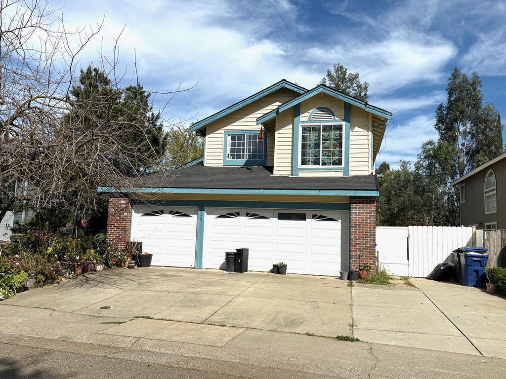 Photo of 8035 Bucks Harbor Way, Sacramento, CA 95828 (MLS # 226030964)