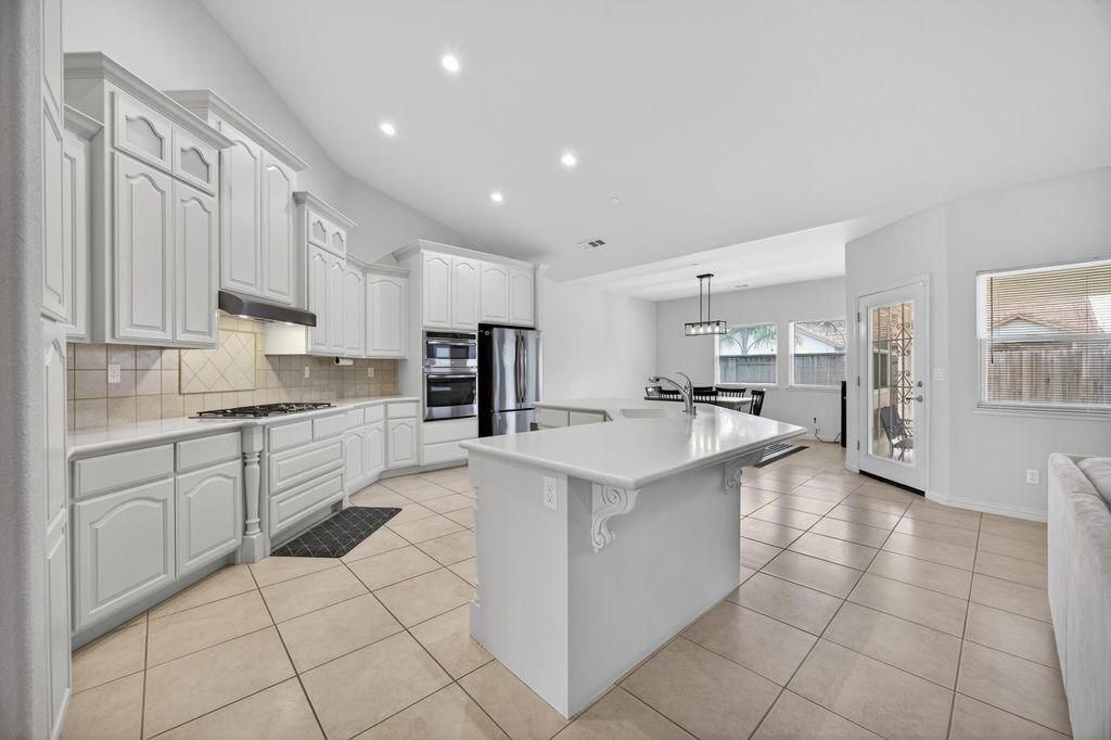 Photo of 712 Parkridge Drive, Galt, CA 95632 (MLS # 226032178)