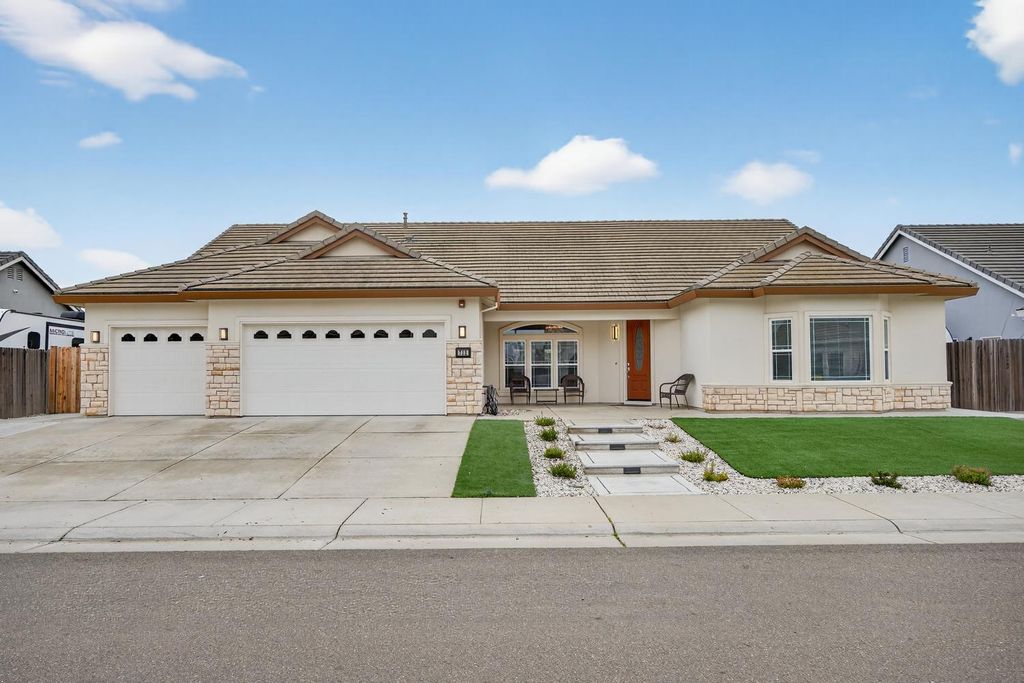 Photo of 712 Parkridge Drive, Galt, CA 95632 (MLS # 226032178)