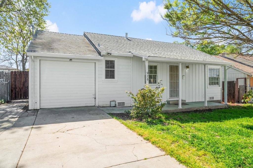 Photo of 976 Acacia Avenue, Sacramento, CA 95815 (MLS # 226032932)