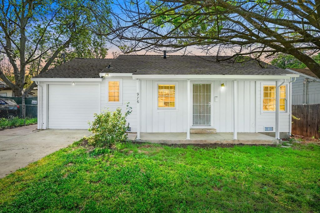 Photo of 976 Acacia Avenue, Sacramento, CA 95815 (MLS # 226032932)