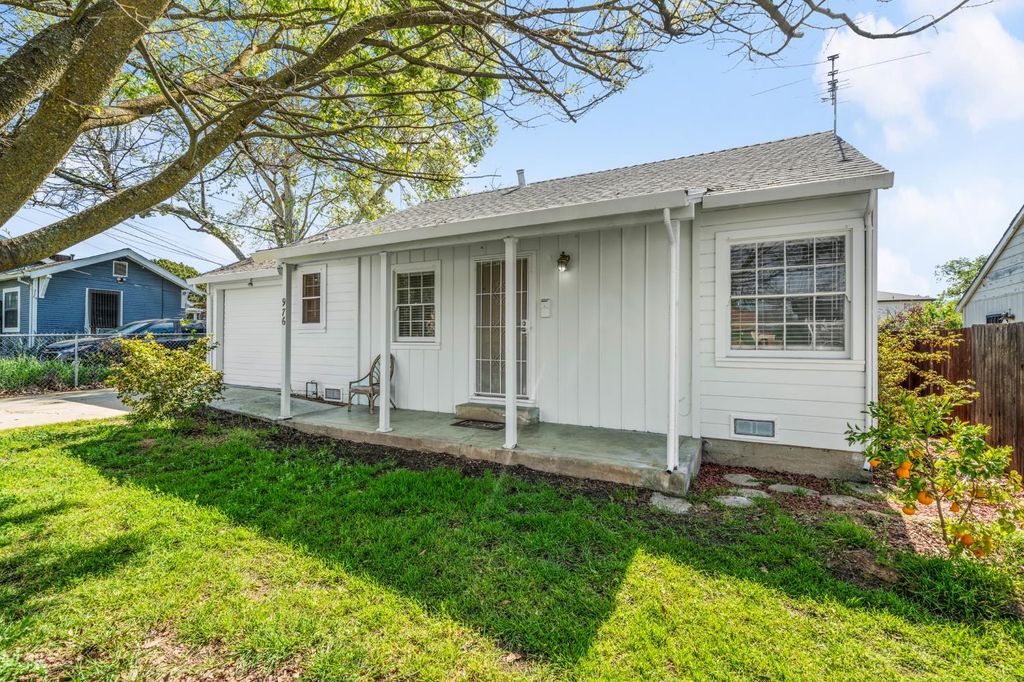 Photo of 976 Acacia Avenue, Sacramento, CA 95815 (MLS # 226032932)