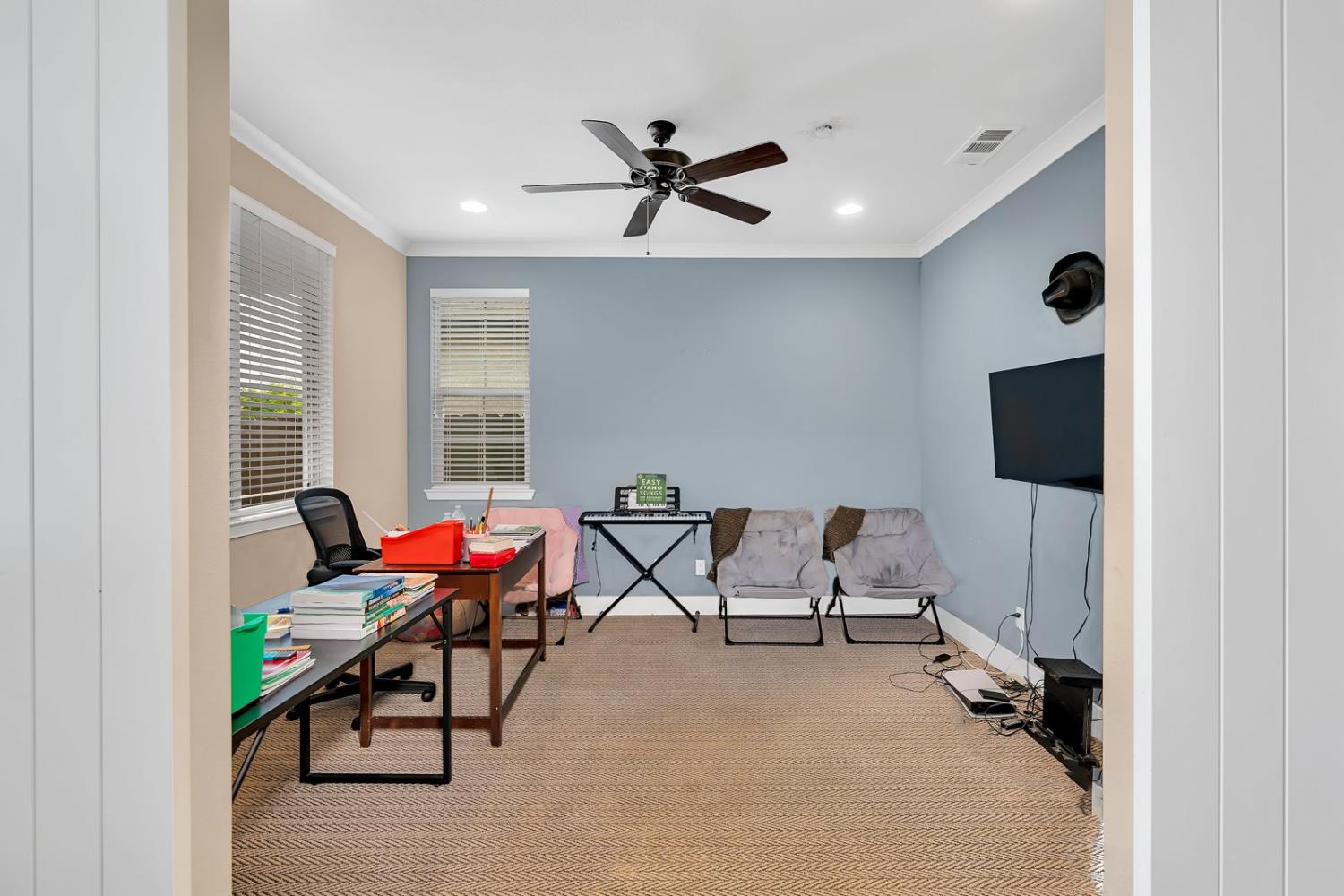 Hollister, California 95023, United States, 3 Bedrooms Bedrooms, ,3 BathroomsBathrooms,Residential,Active,225851