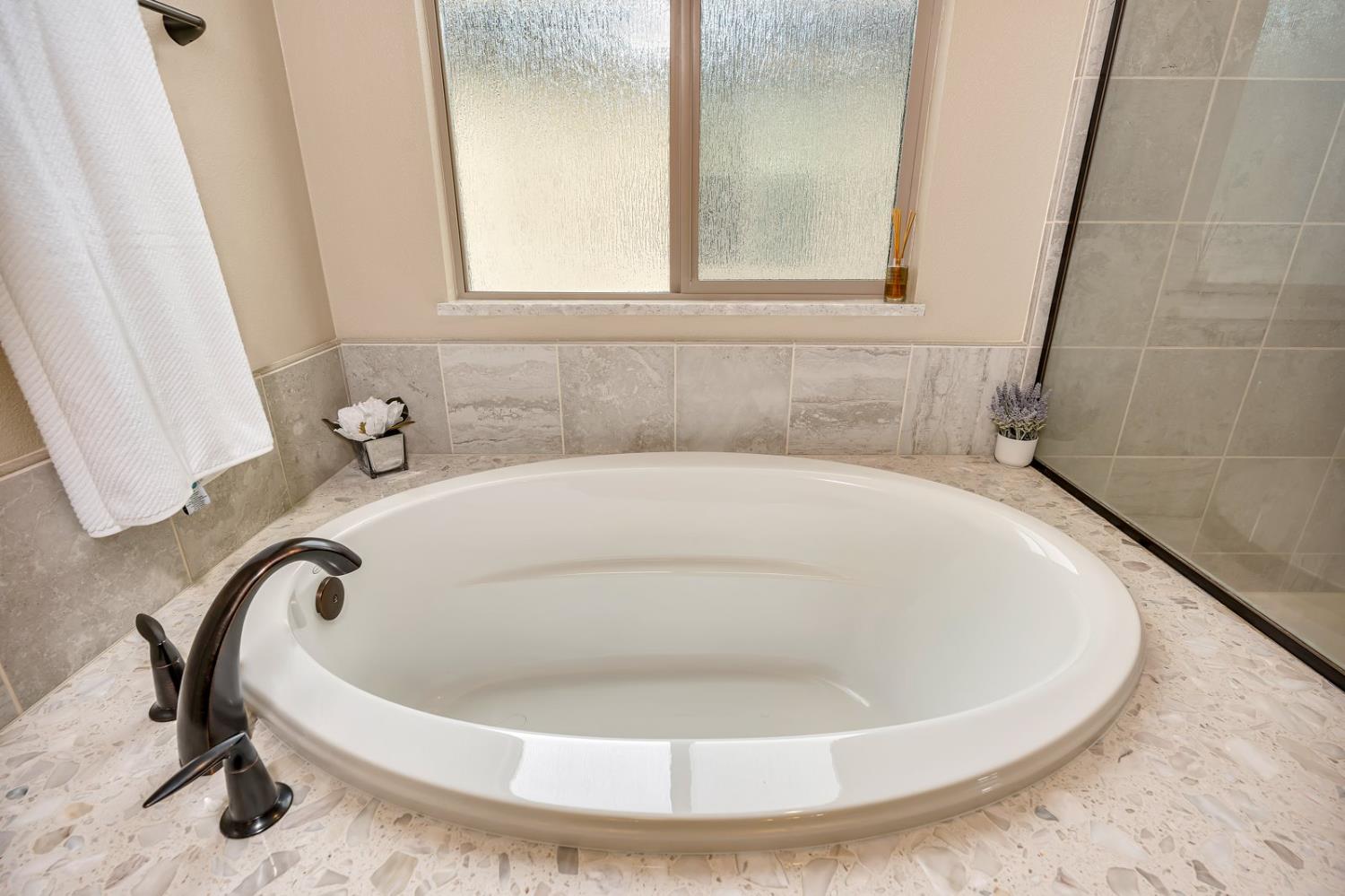 Hollister, California 95023, United States, 3 Bedrooms Bedrooms, ,3 BathroomsBathrooms,Residential,Active,225851