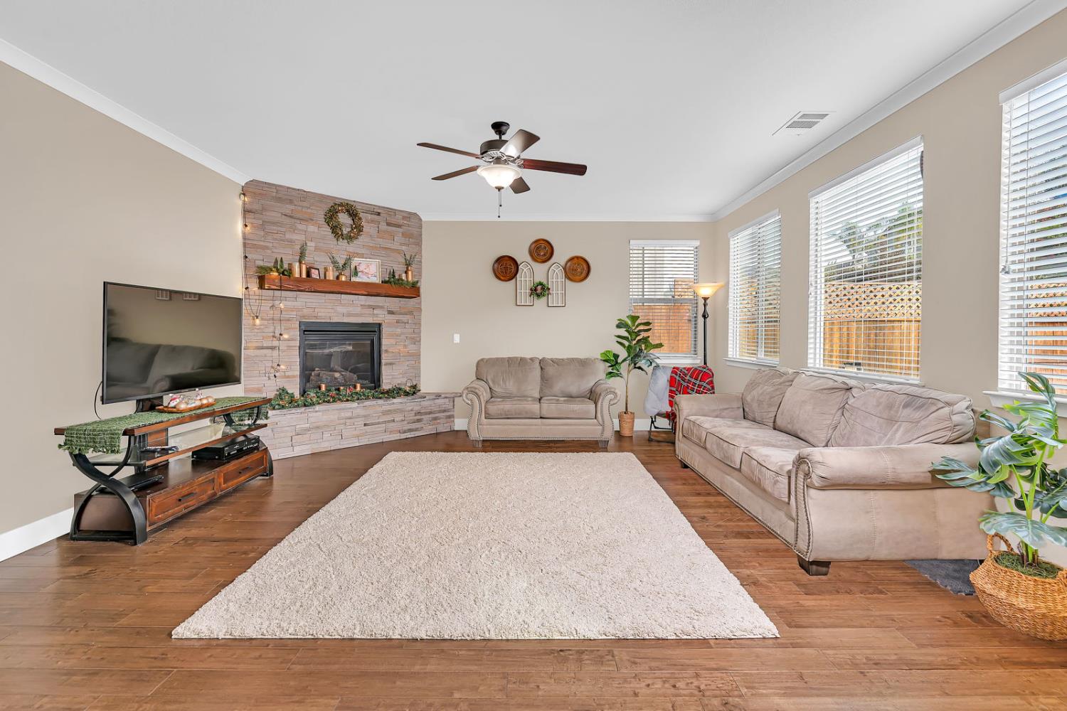 Hollister, California 95023, United States, 3 Bedrooms Bedrooms, ,3 BathroomsBathrooms,Residential,Active,225851