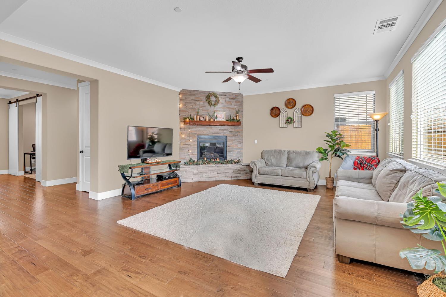 Hollister, California 95023, United States, 3 Bedrooms Bedrooms, ,3 BathroomsBathrooms,Residential,Active,225851