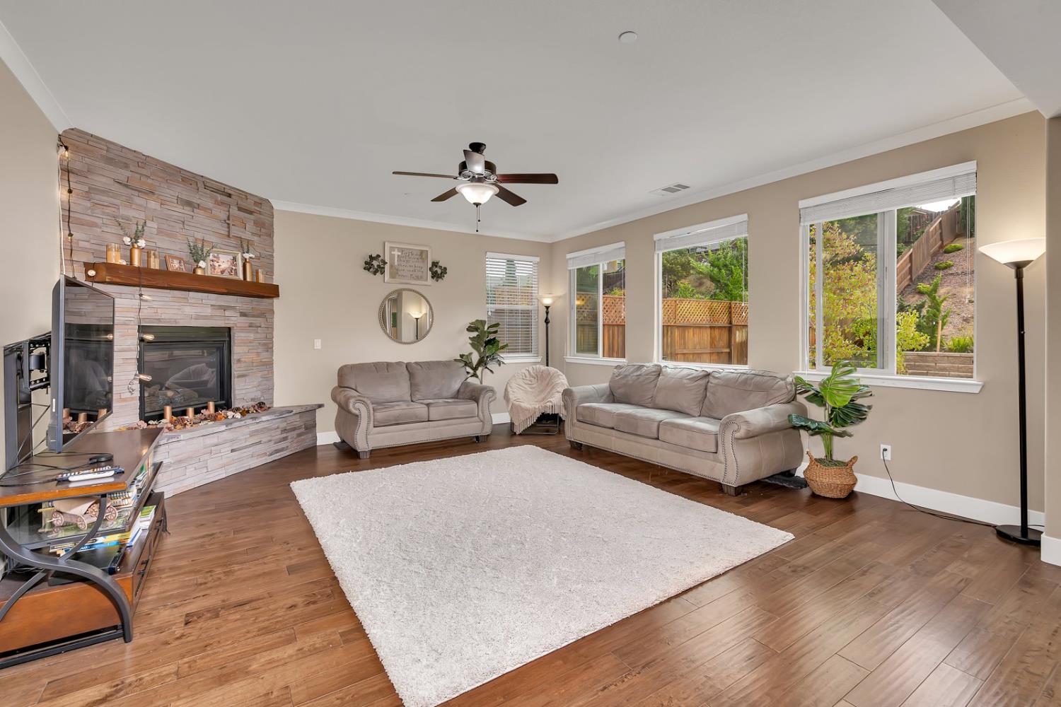 Hollister, California 95023, United States, 3 Bedrooms Bedrooms, ,3 BathroomsBathrooms,Residential,Active,225851