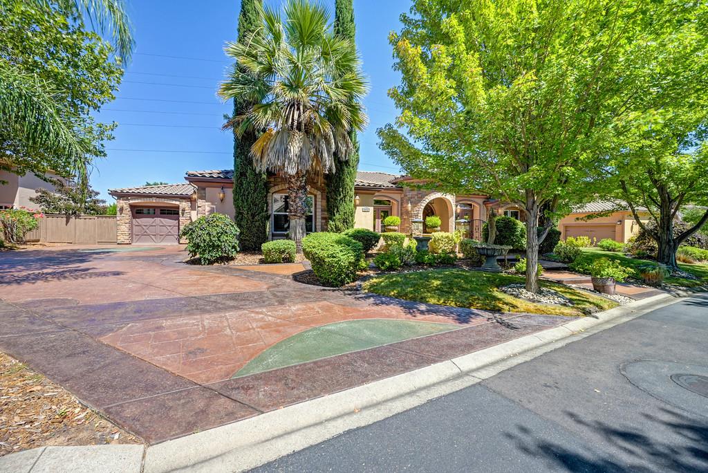 8614 Ashbury Court