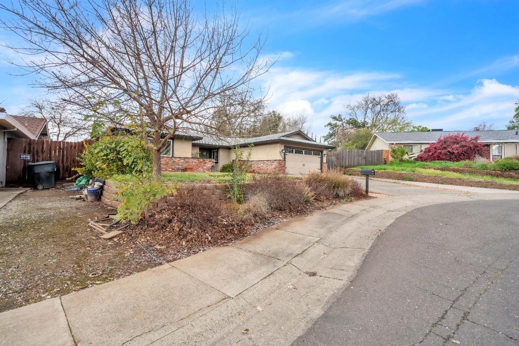 Photo of 5220 Lynnadeane Court, Carmichael, CA 95608 (MLS # 226018697)