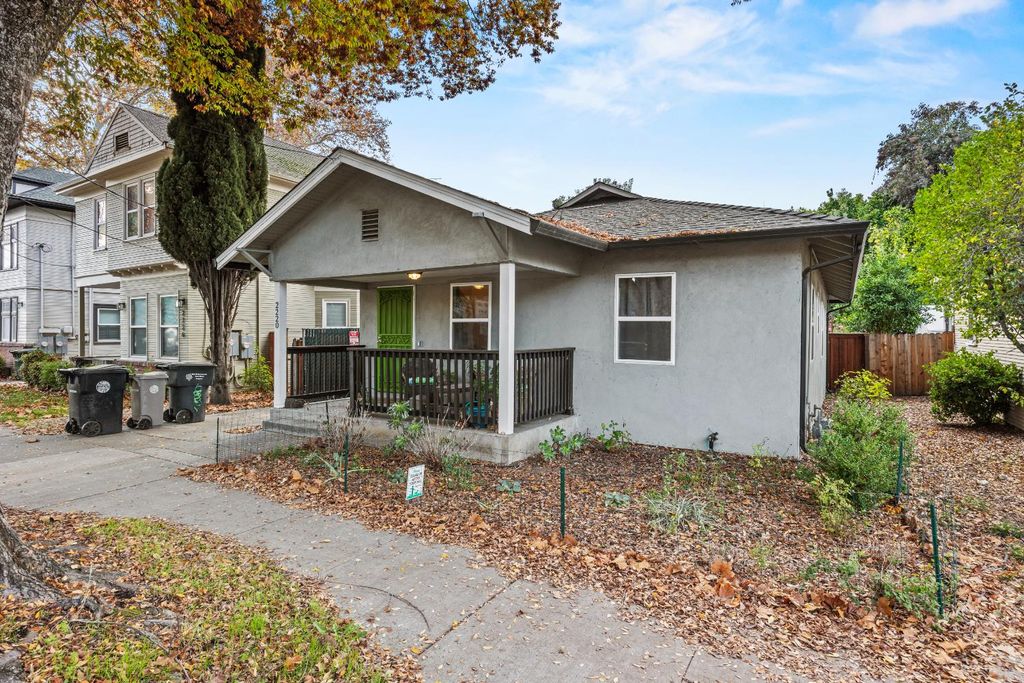 Photo of 2220 9th St, Sacramento, CA 95818 (MLS # 226006184)