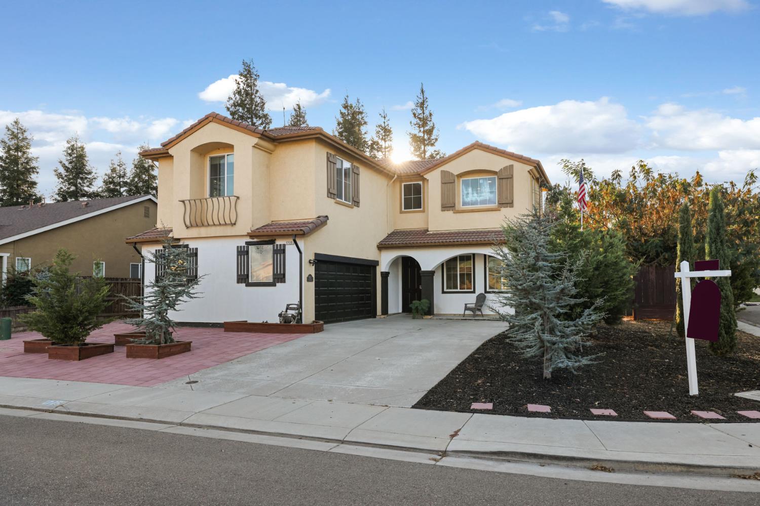 1725 Luna Bella Lane