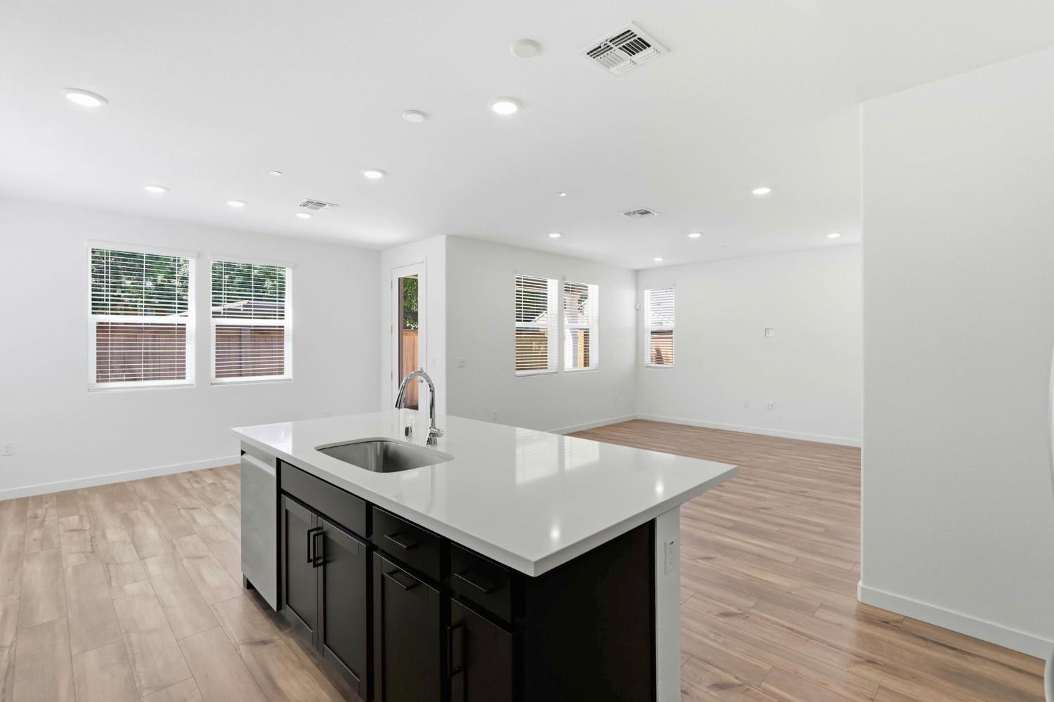 1043 Ginkgo Circle